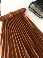 Falda plisada cinturón marrón